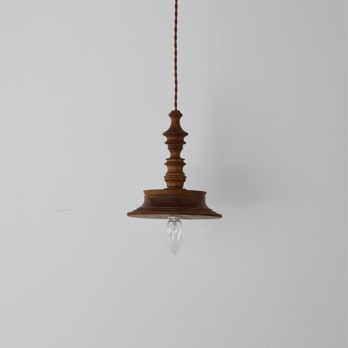 Tessira hanglamp van walnoothout met industriële stijl