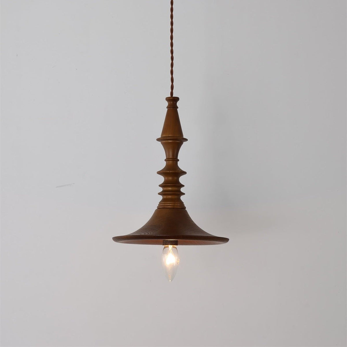 Tessira hanglamp van walnoothout met industriële stijl
