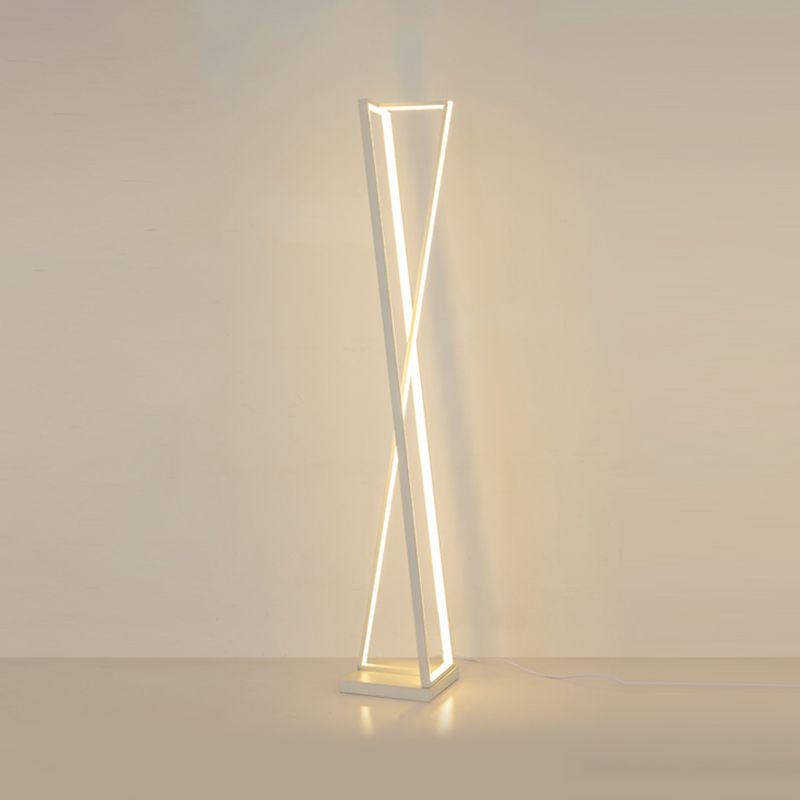 Edge Moderne Lineaire Metalen Driehoek Vloerlamp, Zwart/Wit