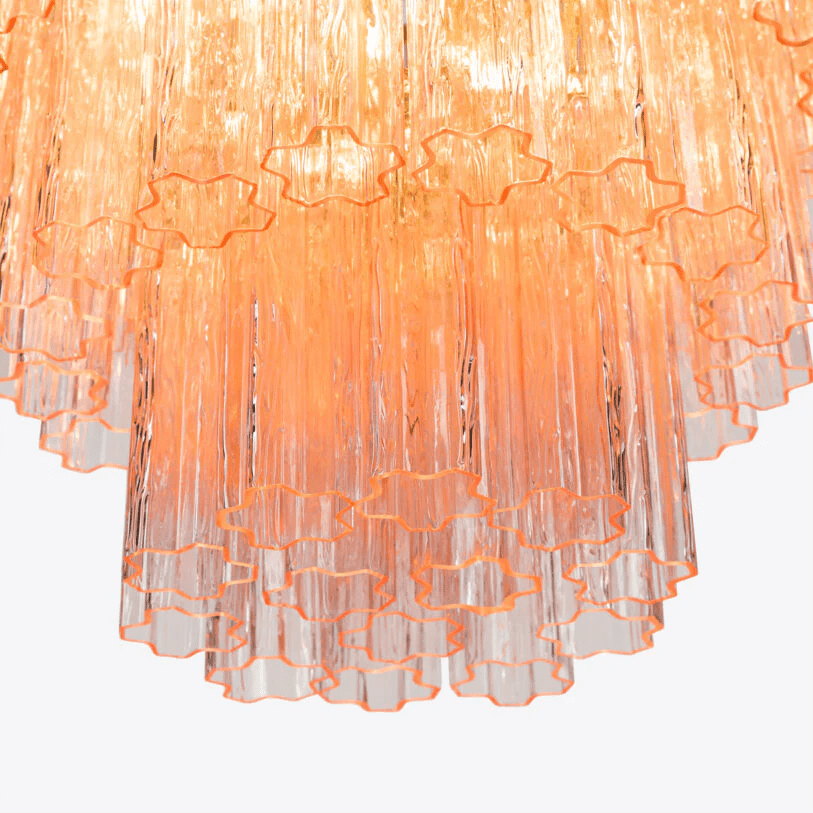 Eiraora kroonluchter met lagen van roze prisma-glas, elegant