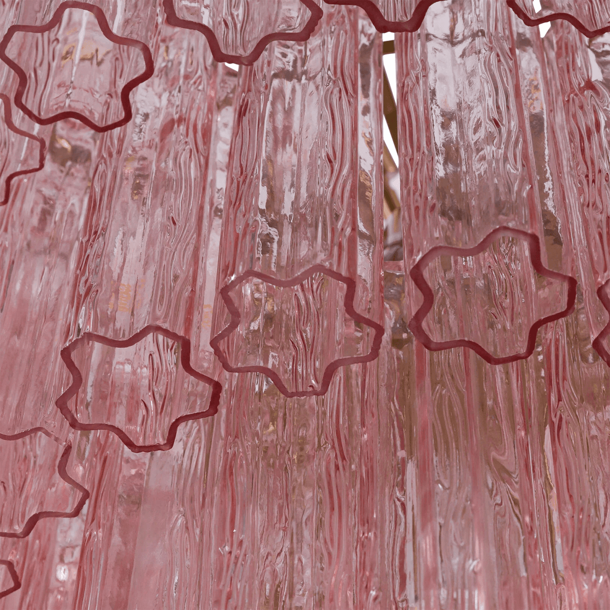 Eiraora kroonluchter met lagen van roze prisma-glas, elegant