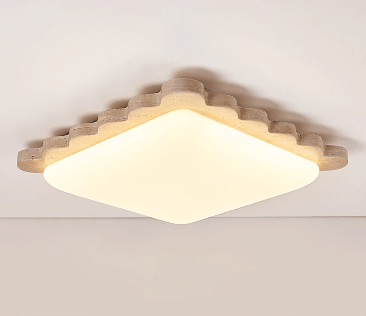 Crestwood plafondlamp in geel travertin met gebogen rand
