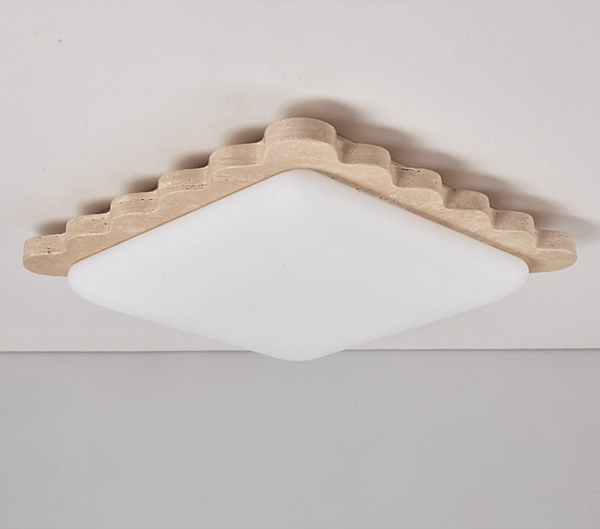 Crestwood plafondlamp in geel travertin met gebogen rand