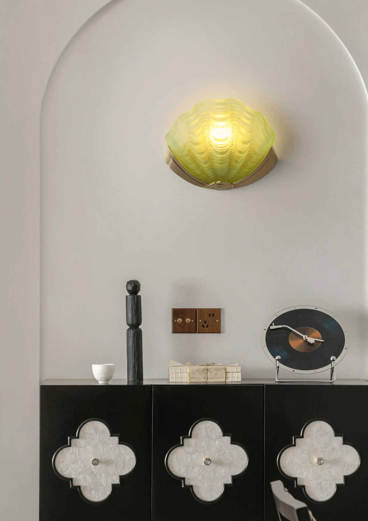 Nico Art Deco wandlamp met scallop-ontwerp in matglas