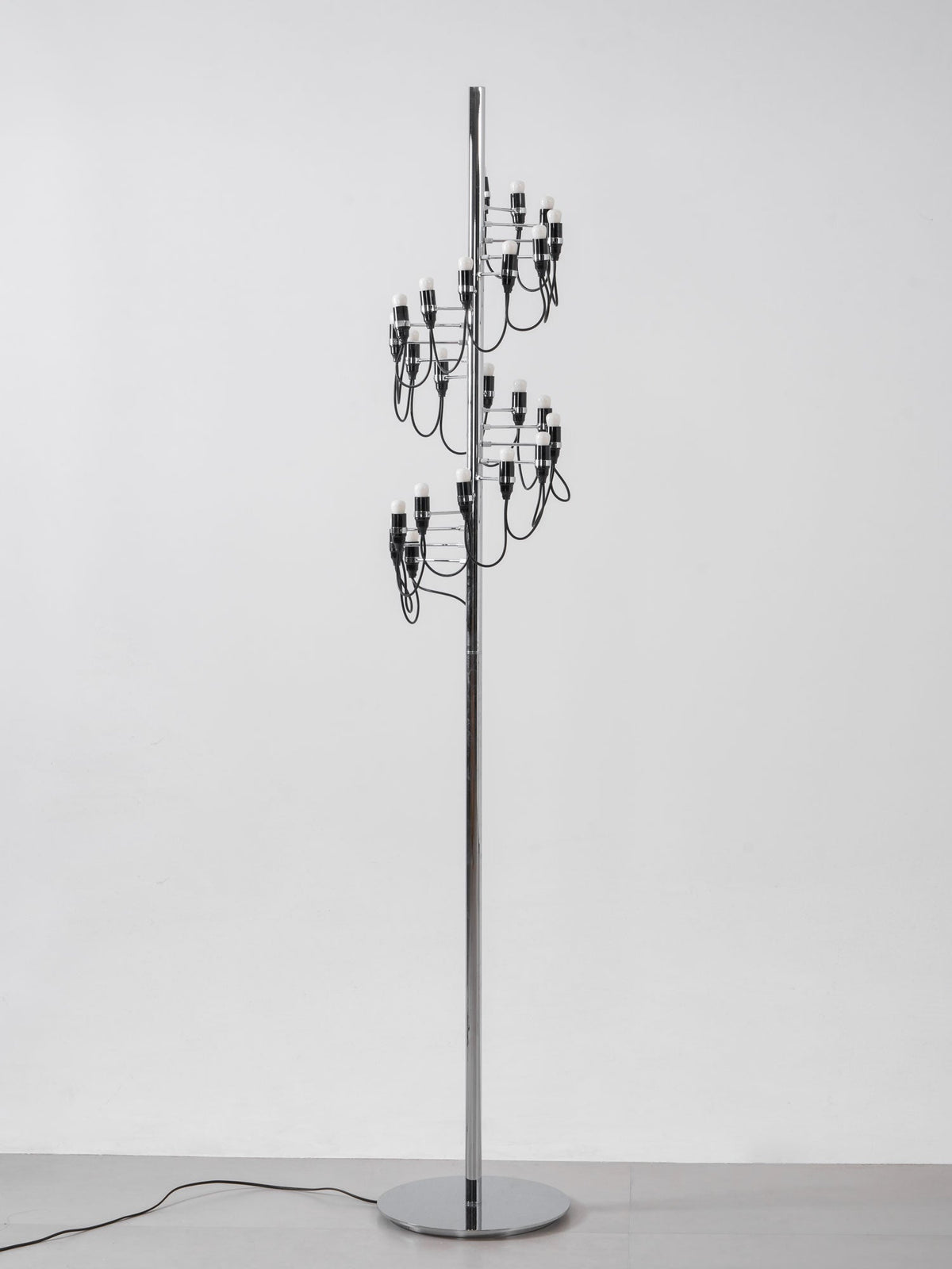 Olliryra sculpturale vloerlamp van staal