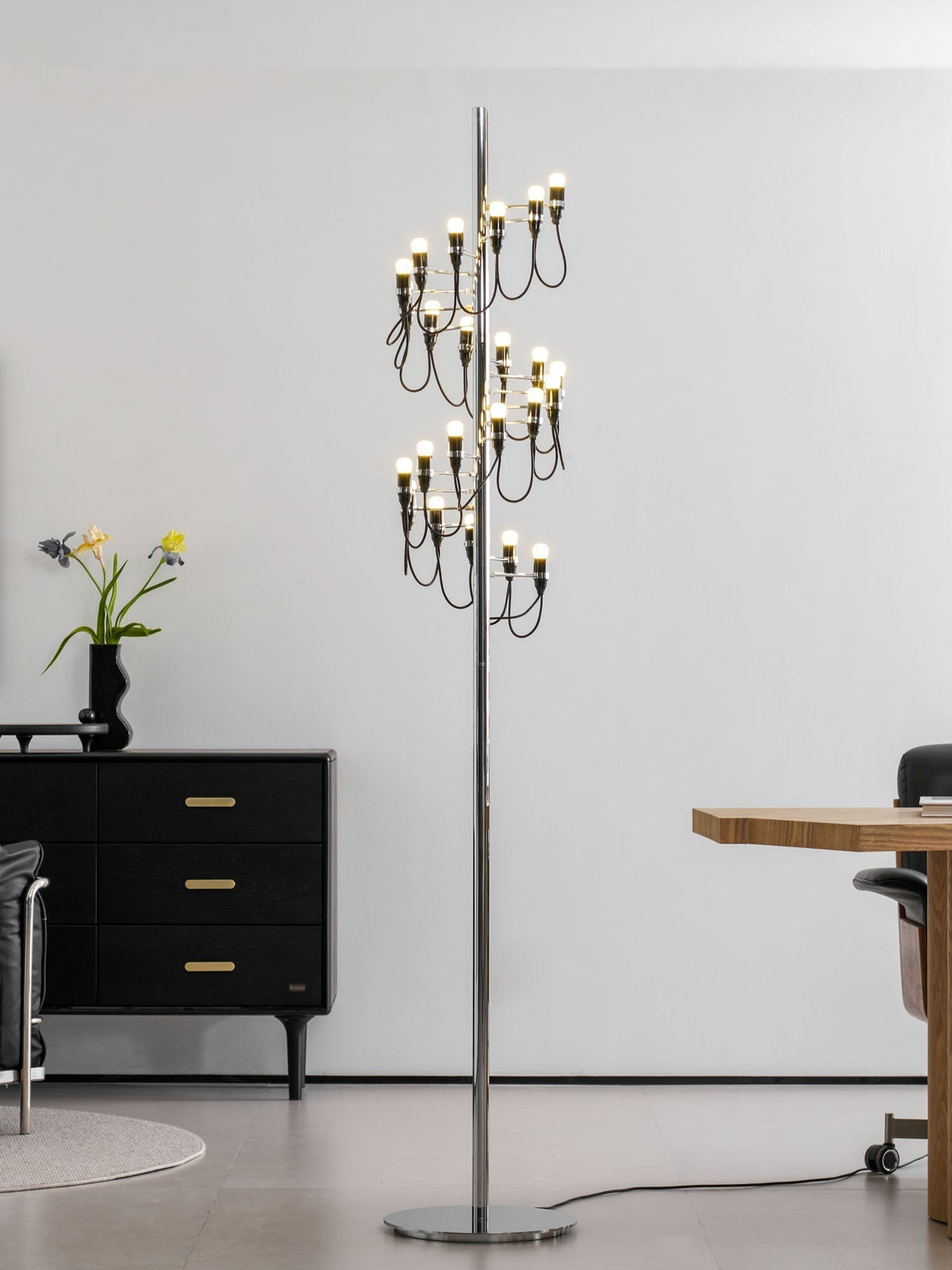 Olliryra sculpturale vloerlamp van staal
