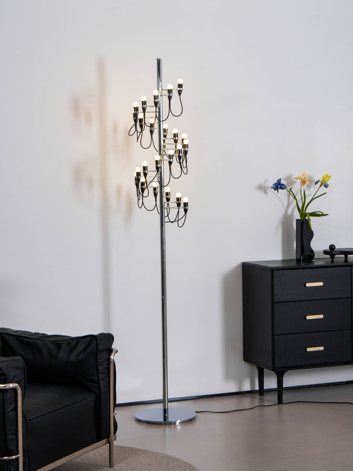 Olliryra sculpturale vloerlamp van staal
