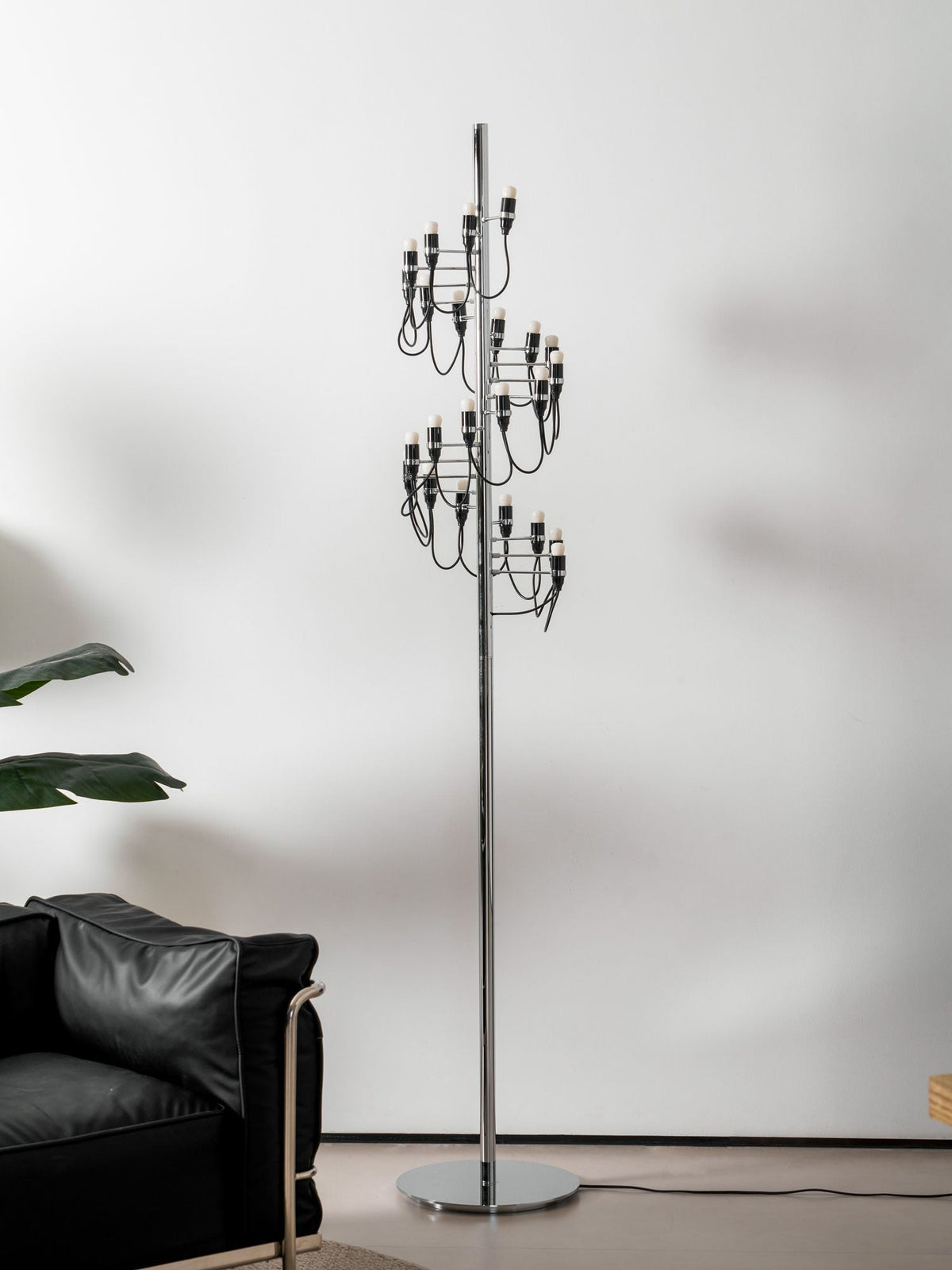 Olliryra sculpturale vloerlamp van staal