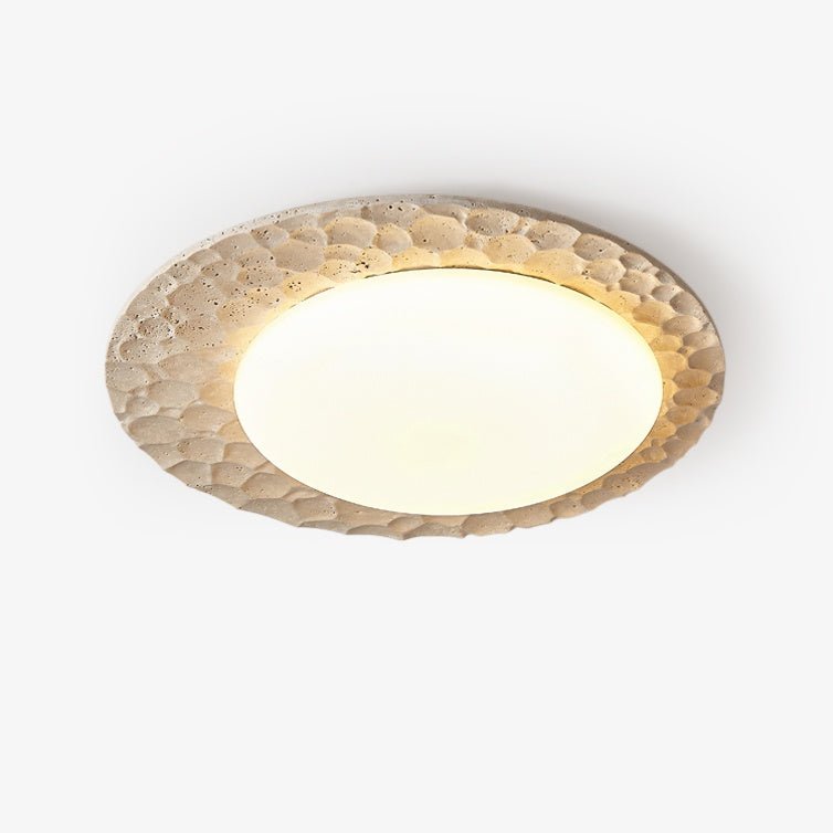 Plafondlamp ronde organische gebeitste travertin lijst ingang