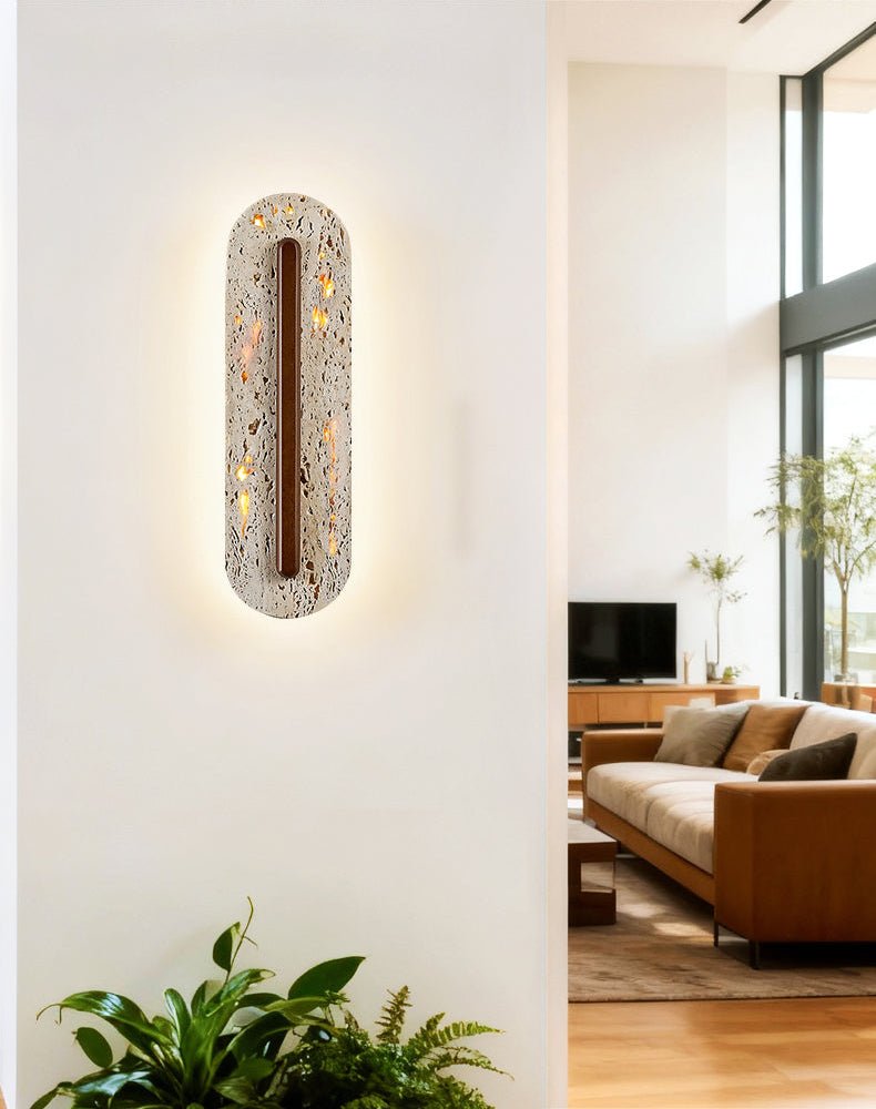 Cato Bellamont Minimalistische wandlamp in walnot met geel travertin