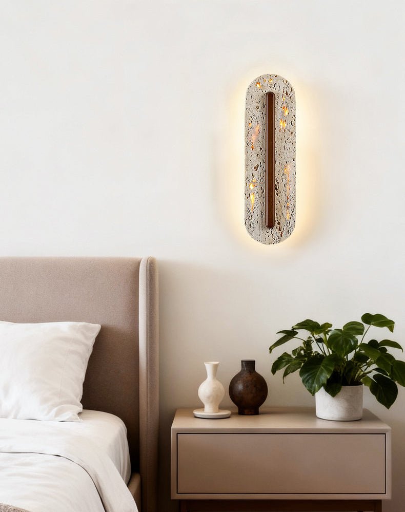 Cato Bellamont Minimalistische wandlamp in walnot met geel travertin
