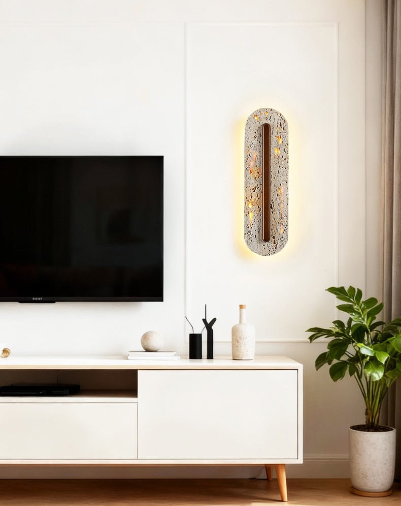Cato Bellamont Minimalistische wandlamp in walnot met geel travertin