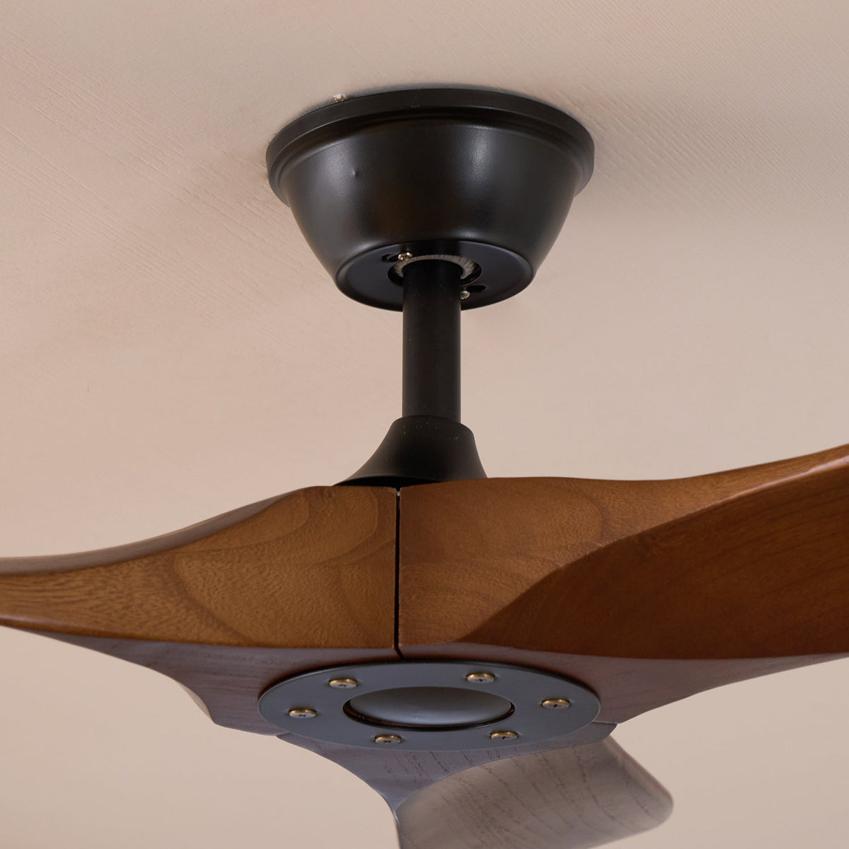 Aviona plafondventilator met houten bladen