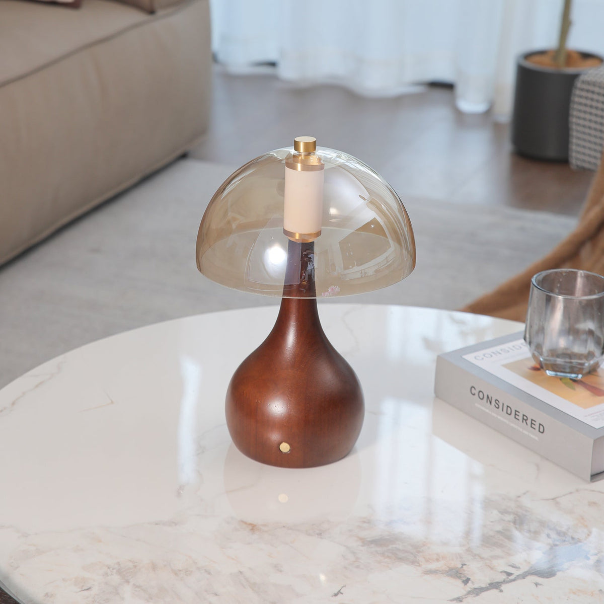 Aurae tafellamp van walnoot en glas met moderne stijl