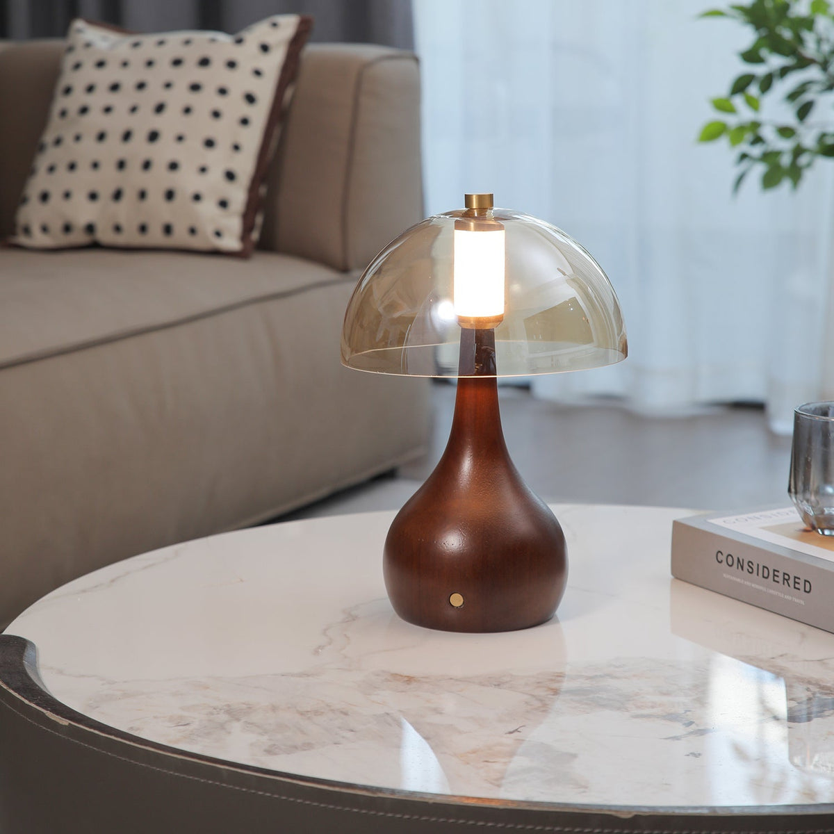 Aurae tafellamp van walnoot en glas met moderne stijl