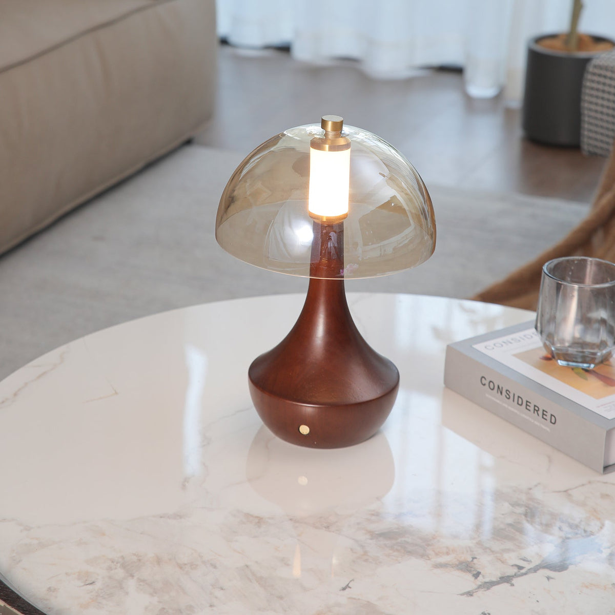 Aurae tafellamp van walnoot en glas met moderne stijl