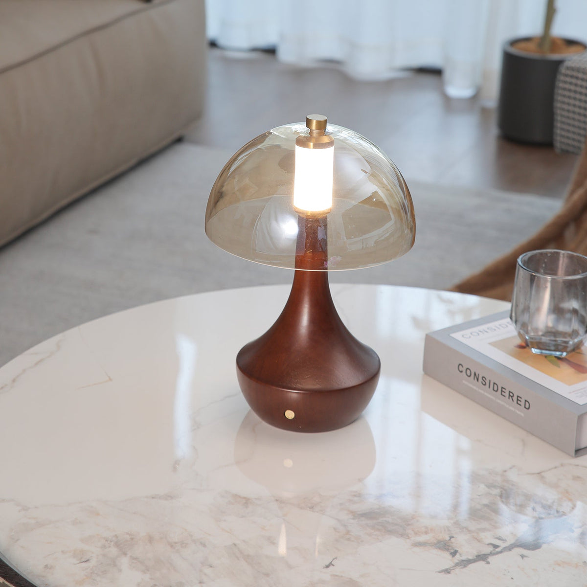 Aurae tafellamp van walnoot en glas met moderne stijl