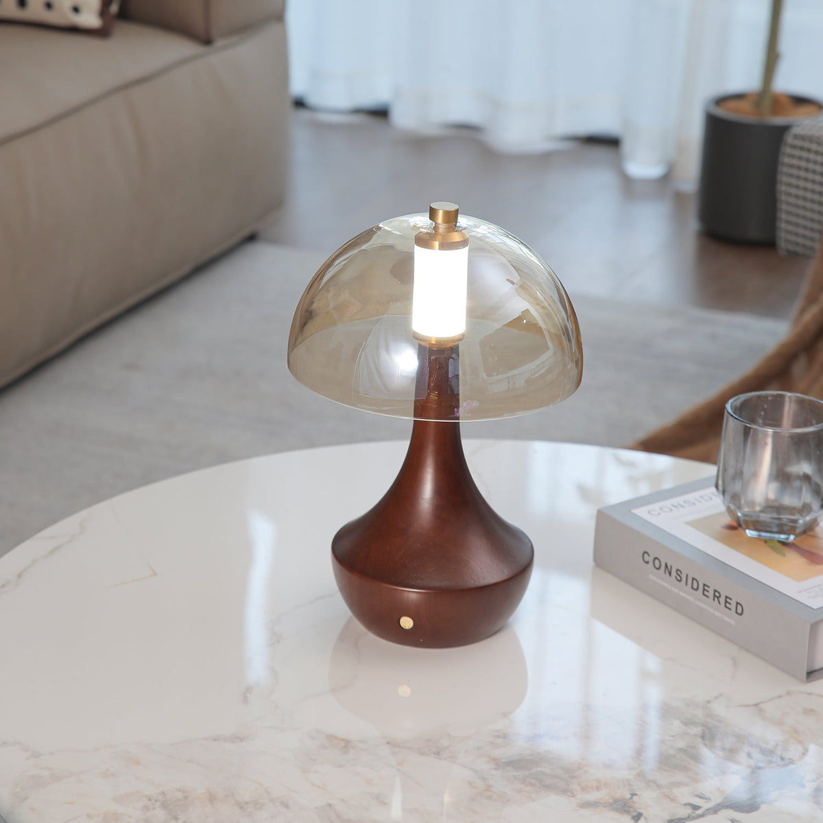Aurae tafellamp van walnoot en glas met moderne stijl