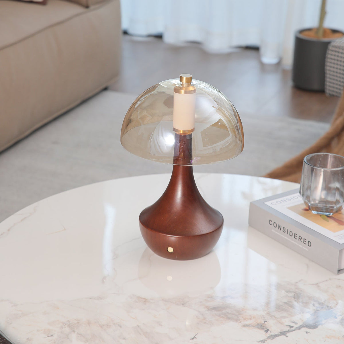 Aurae tafellamp van walnoot en glas met moderne stijl