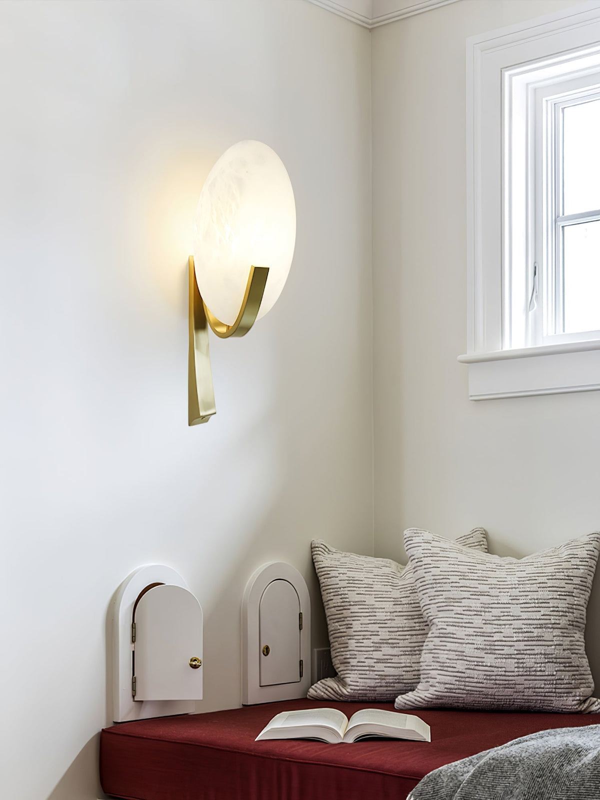 Nivaeria Moderne wandlamp van albast met afwerking
