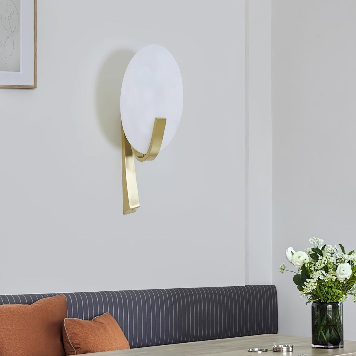 Nivaeria Moderne wandlamp van albast met afwerking