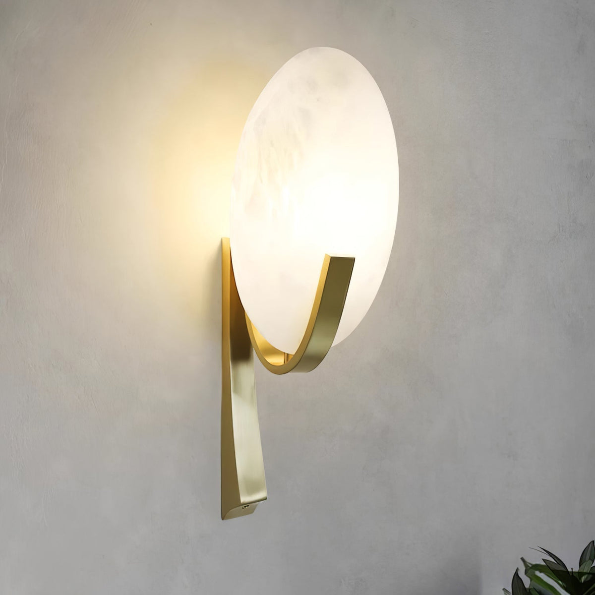 Nivaeria Moderne wandlamp van albast met afwerking