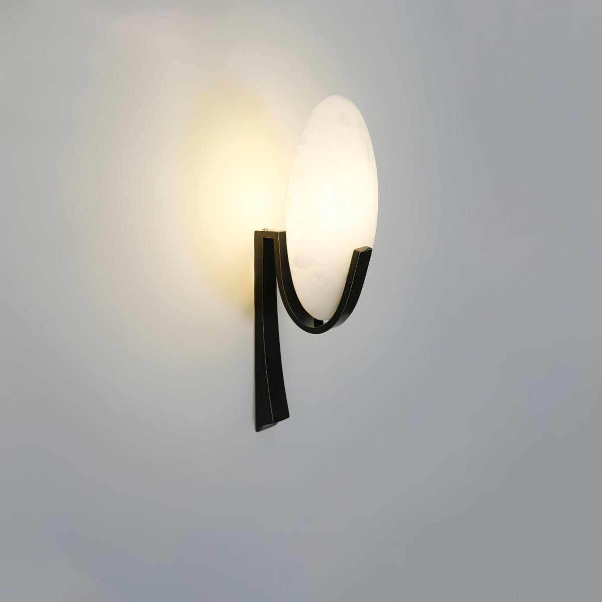 Nivaeria Moderne wandlamp van albast met afwerking