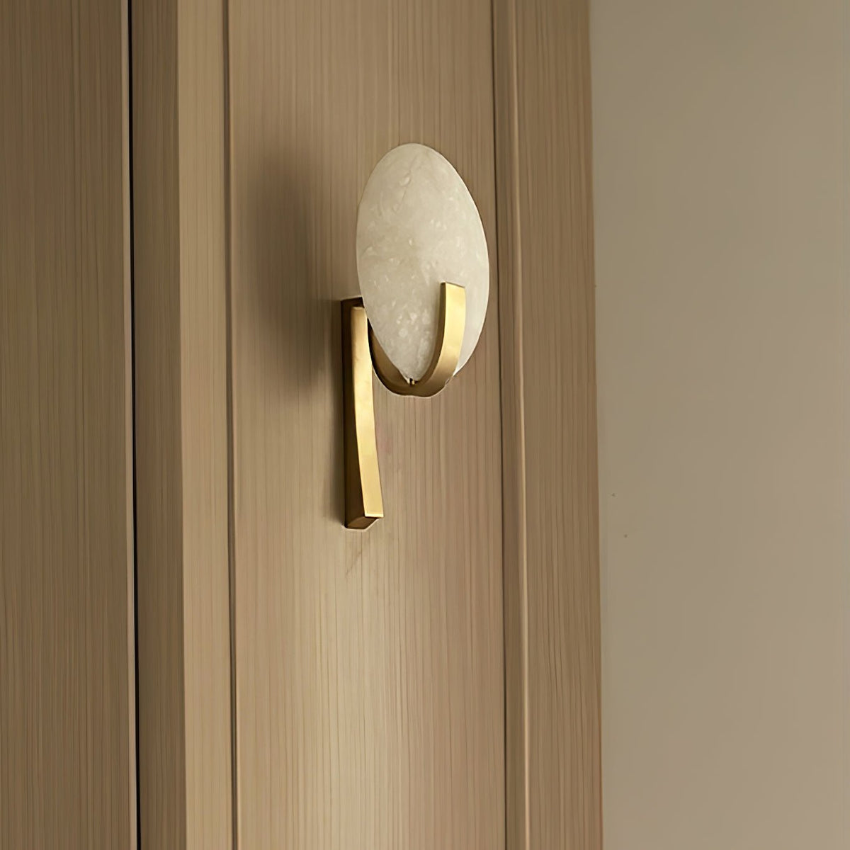 Nivaeria Moderne wandlamp van albast met afwerking
