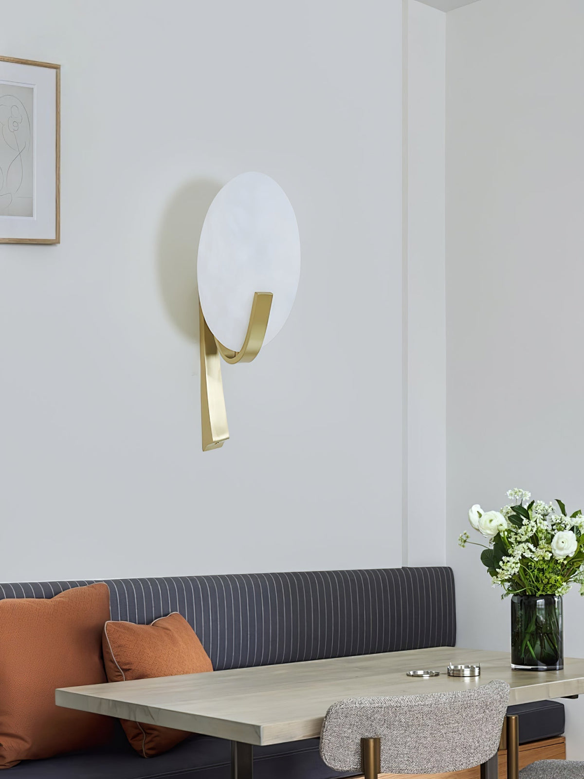 Nivaeria Moderne wandlamp van albast met afwerking