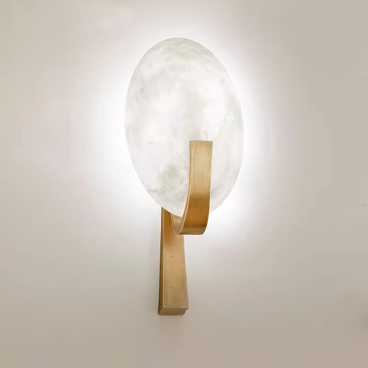Nivaeria Moderne wandlamp van albast met afwerking