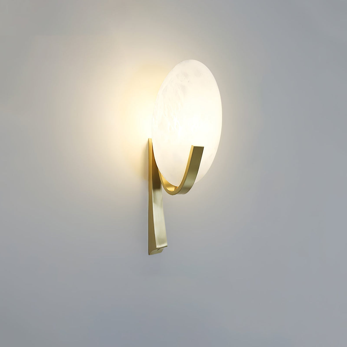 Nivaeria Moderne wandlamp van albast met afwerking