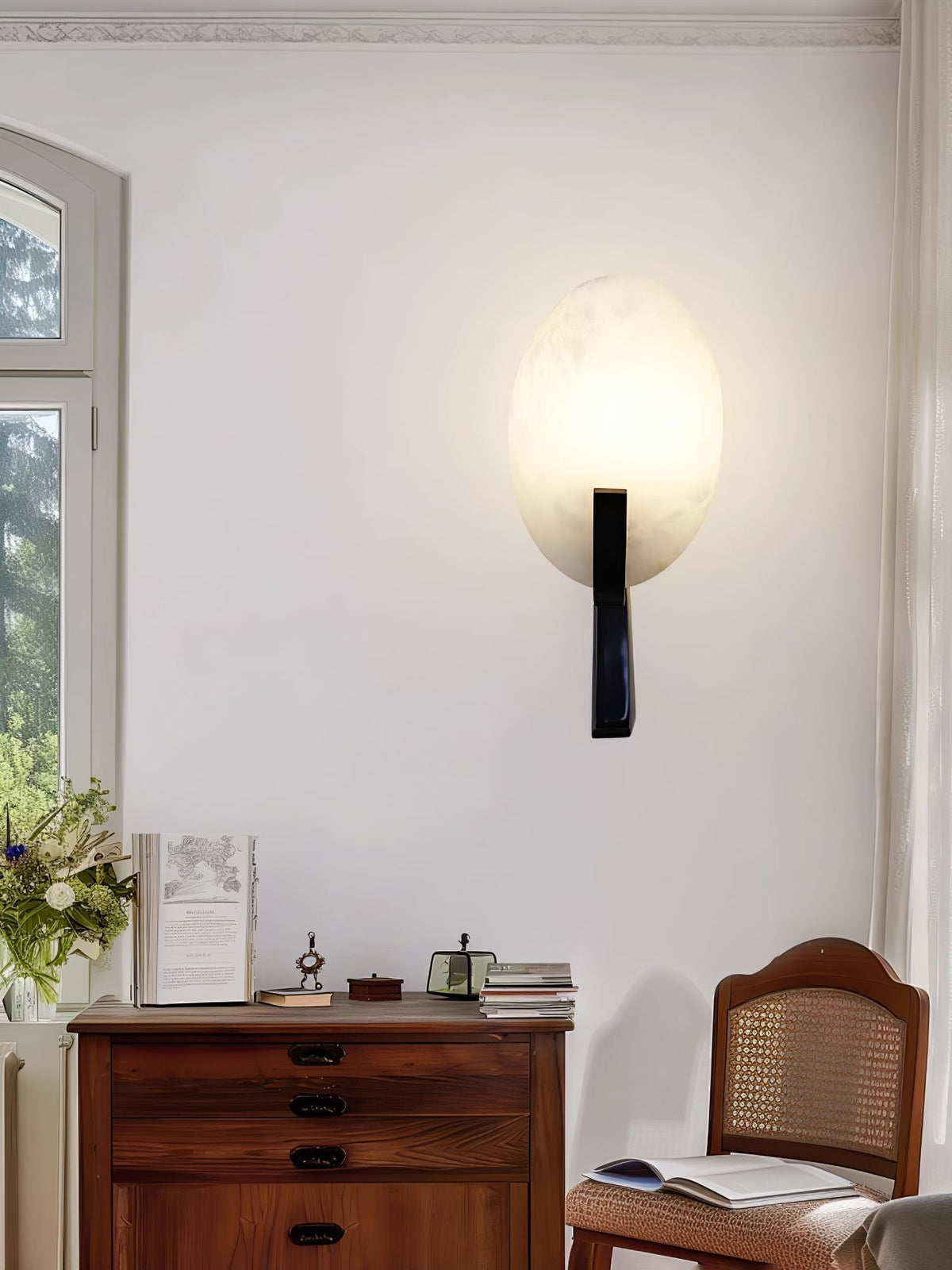 Nivaeria Moderne wandlamp van albast met afwerking