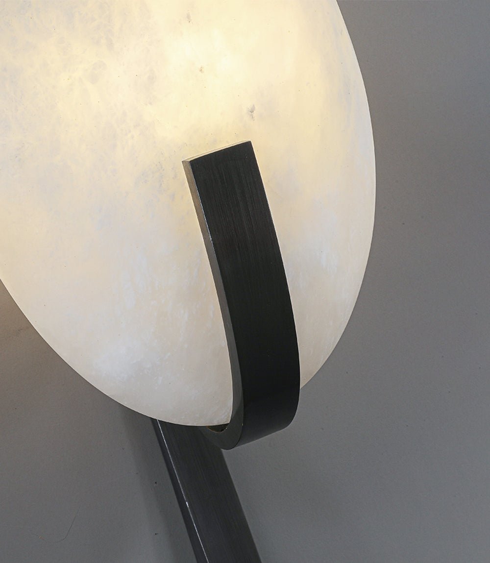 Nivaeria Moderne wandlamp van albast met afwerking