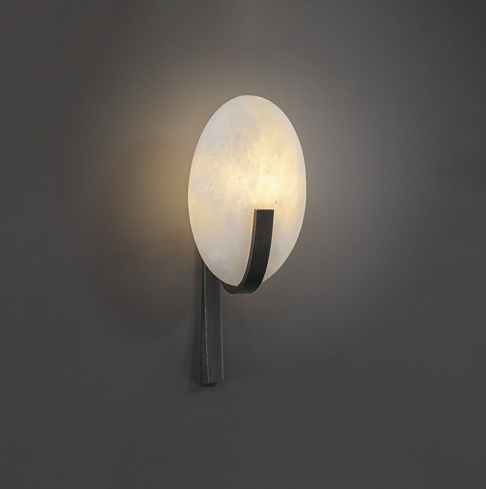 Nivaeria Moderne wandlamp van albast met afwerking