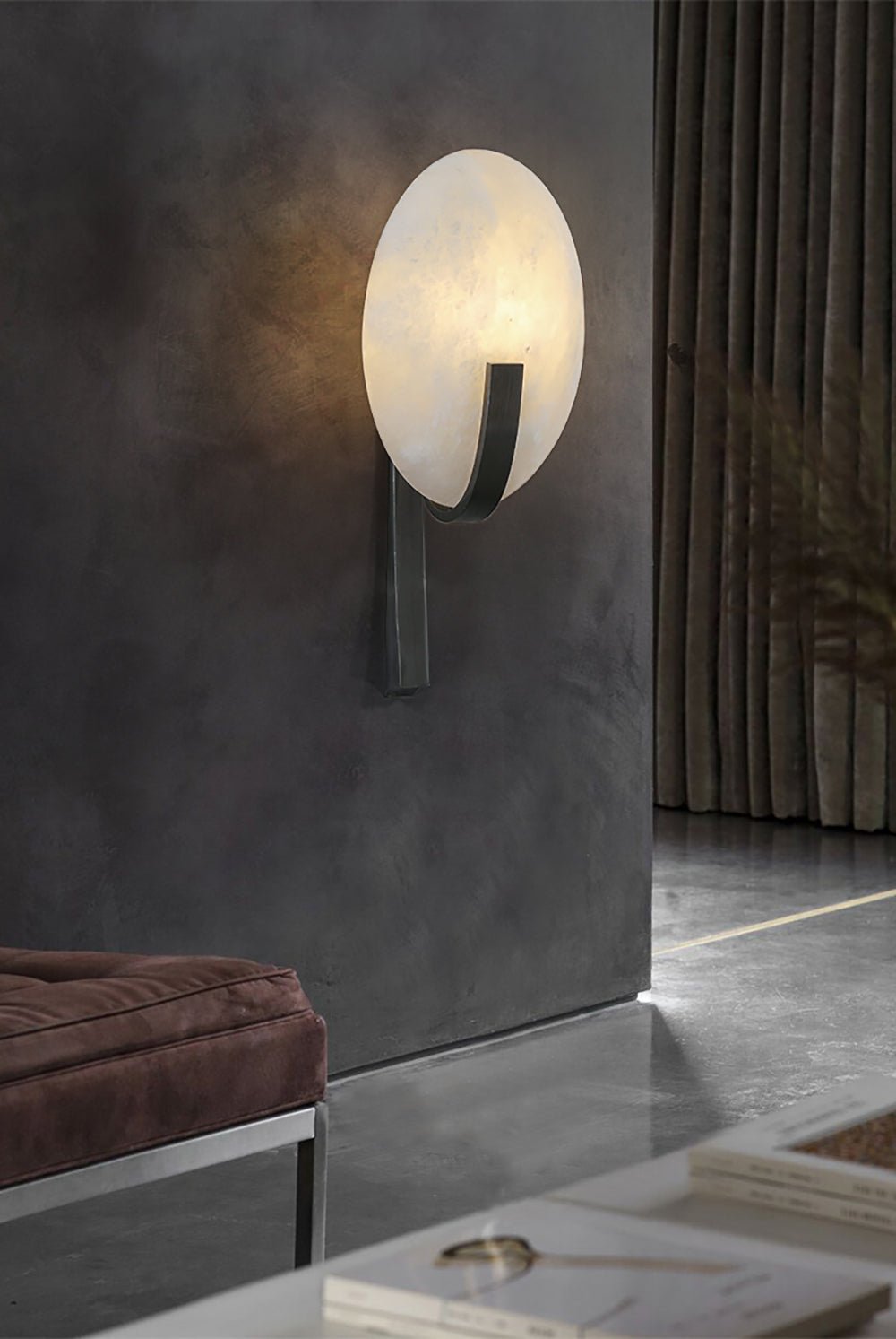 Nivaeria Moderne wandlamp van albast met afwerking