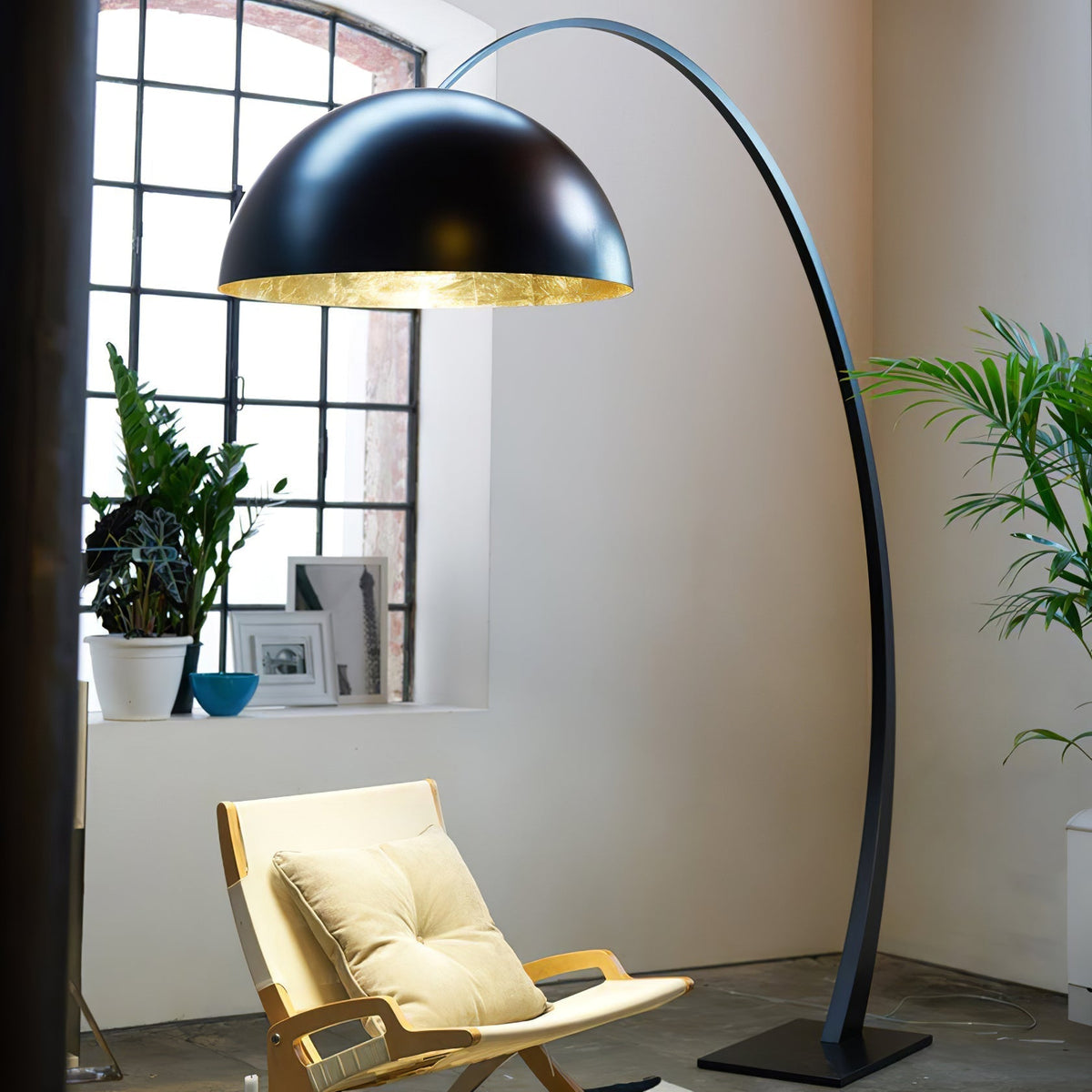 Cutalus gebogen vloerlamp in zwart