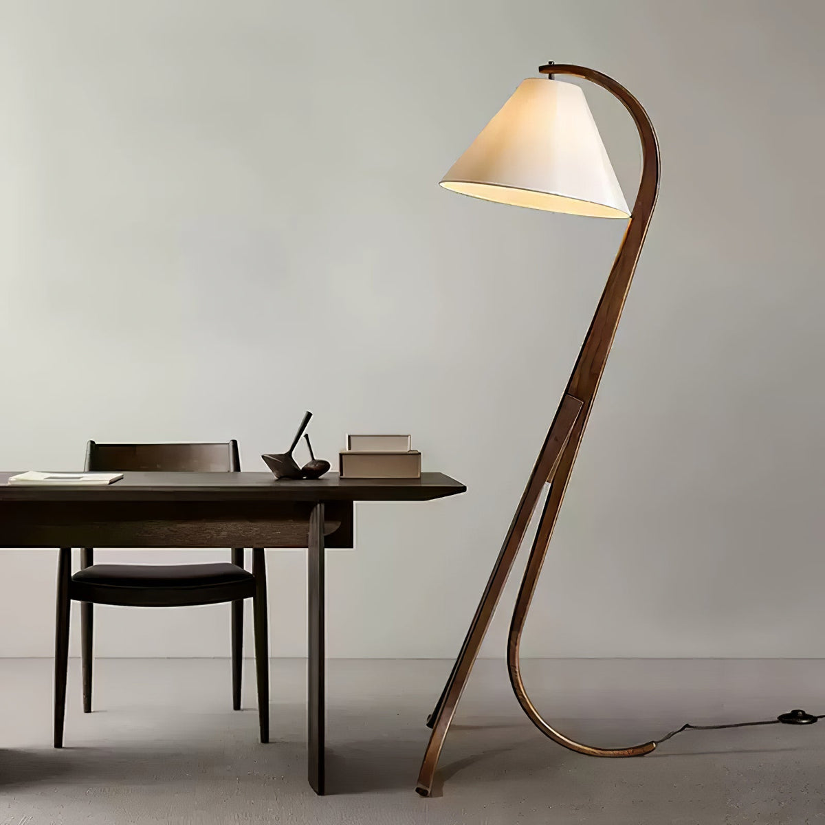 Udorila gebogen houten vloerlamp