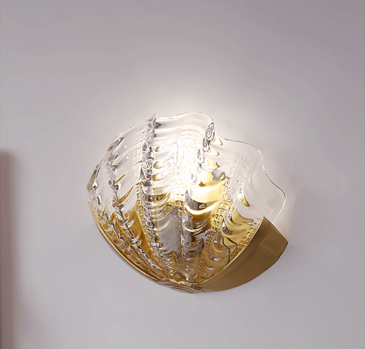 Nico Art Deco wandlamp met scallop-ontwerp in matglas