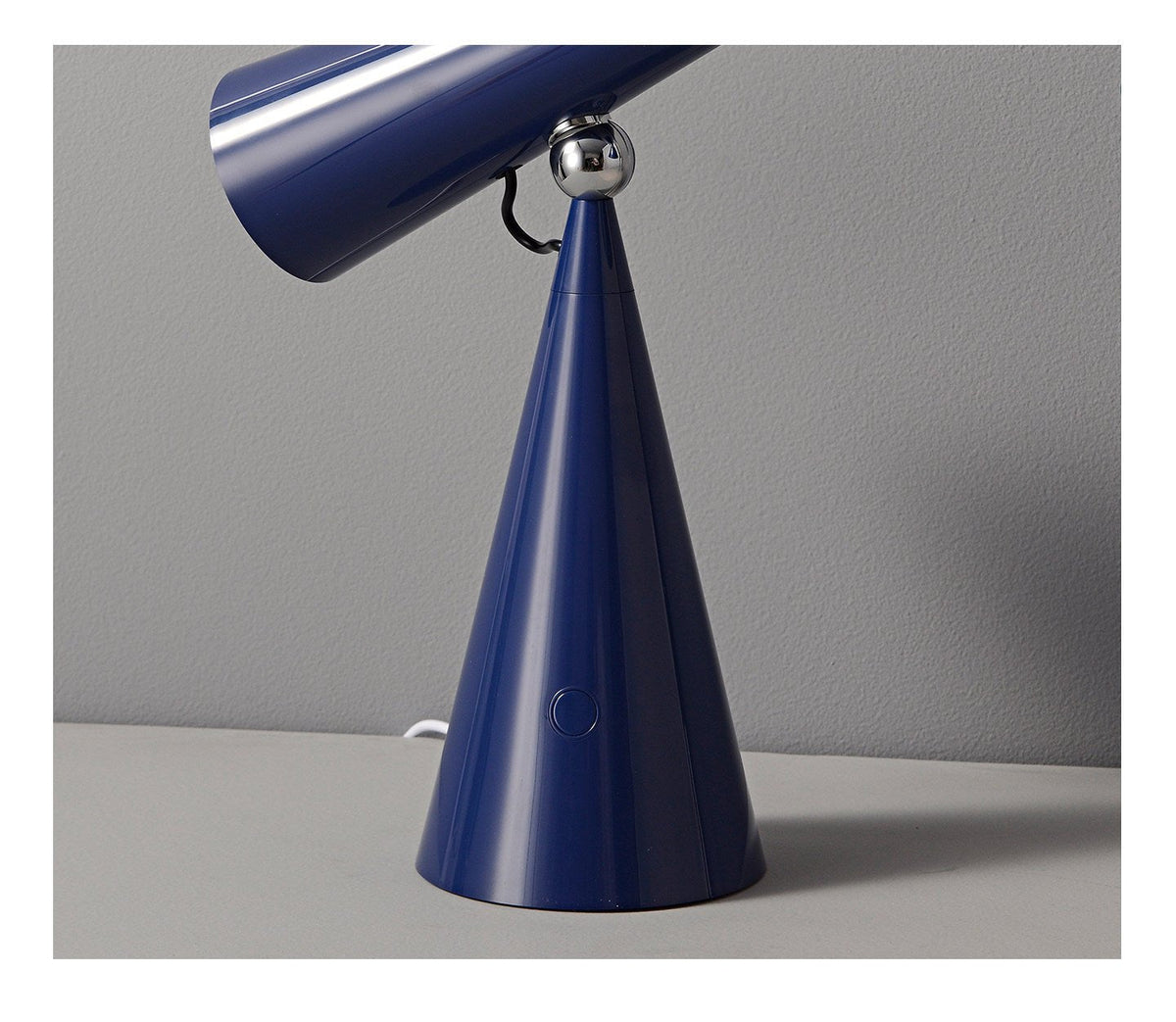 Articulated Cone tafellamp