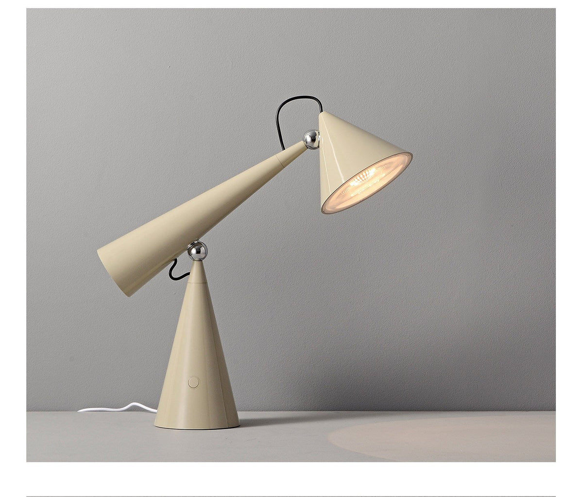 Articulated Cone tafellamp