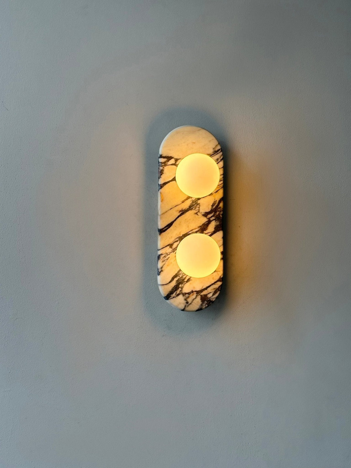 Eirenise elegantie unieke wandlamp van glas en marmer