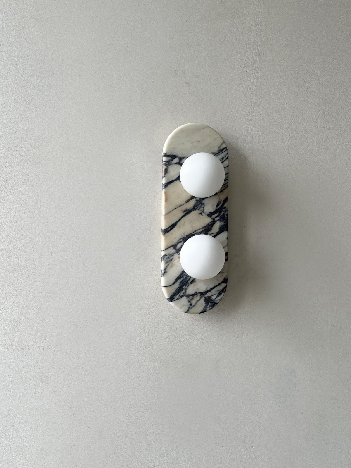 Eirenise elegantie unieke wandlamp van glas en marmer