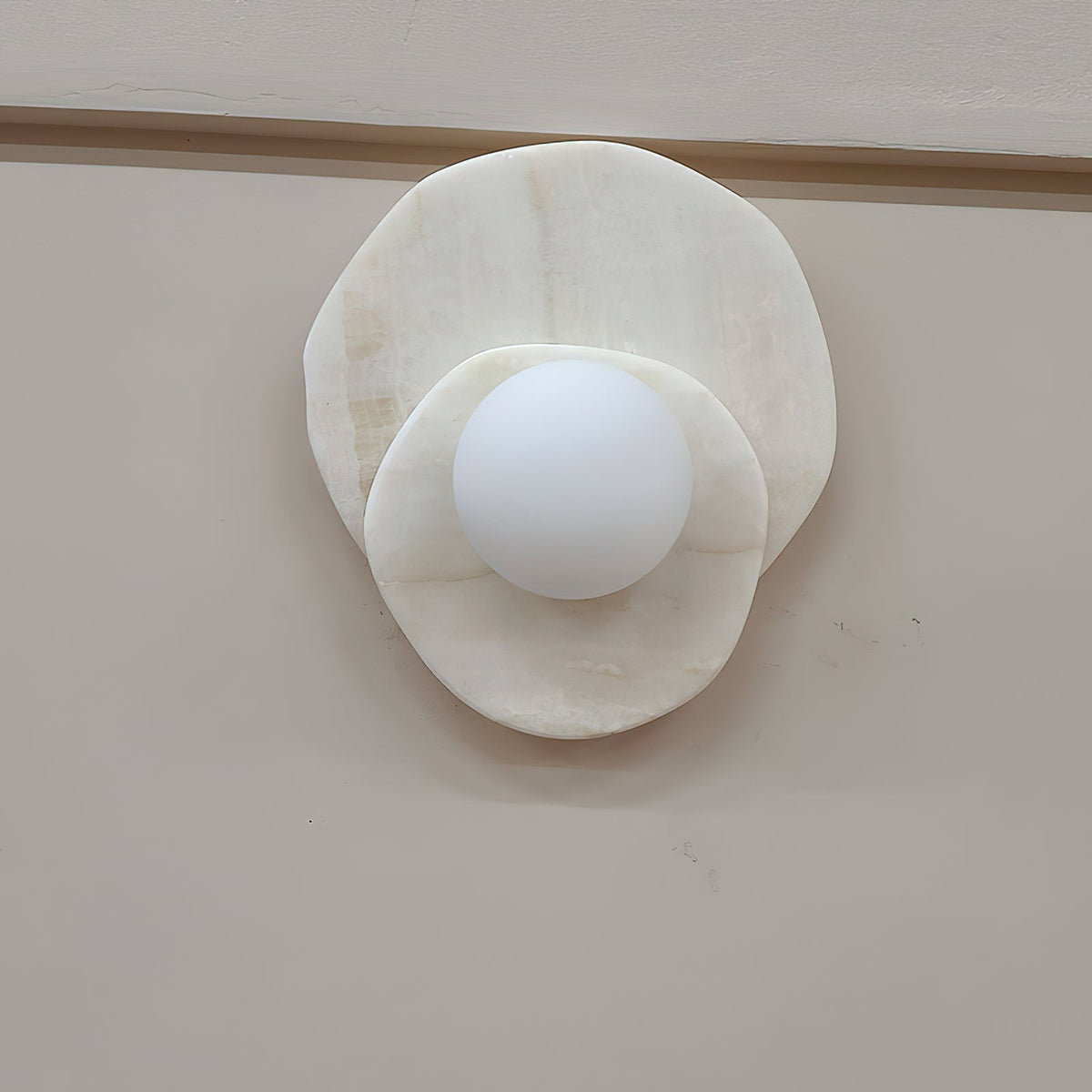 Alorarae wandlamp met organisch albasten basis en bolvormige kap