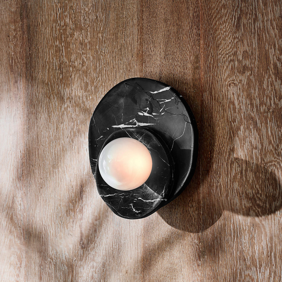Alorarae wandlamp met organisch albasten basis en bolvormige kap