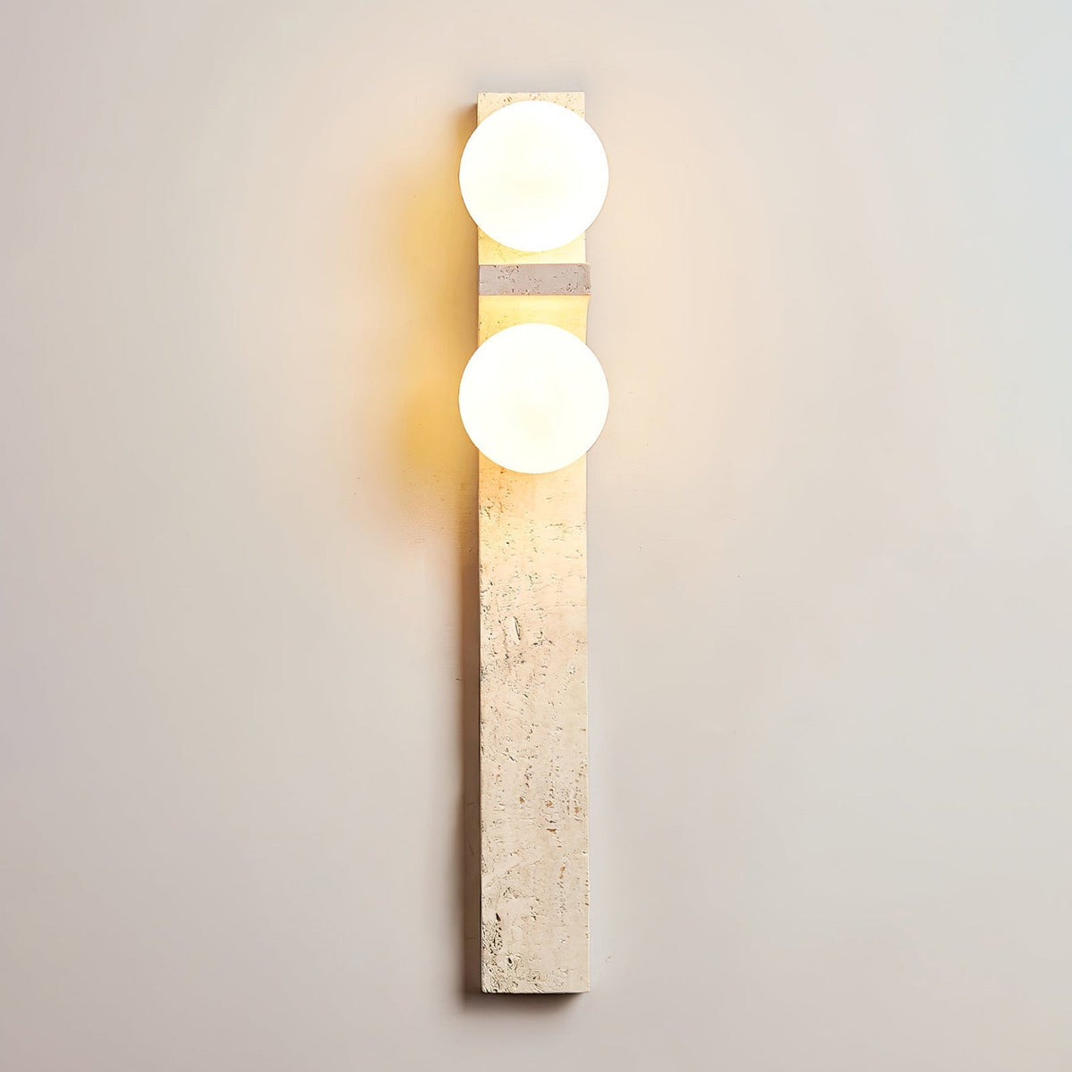 Eirikuvys moderne wandlamp met organisch travertin in minimalistische stijl