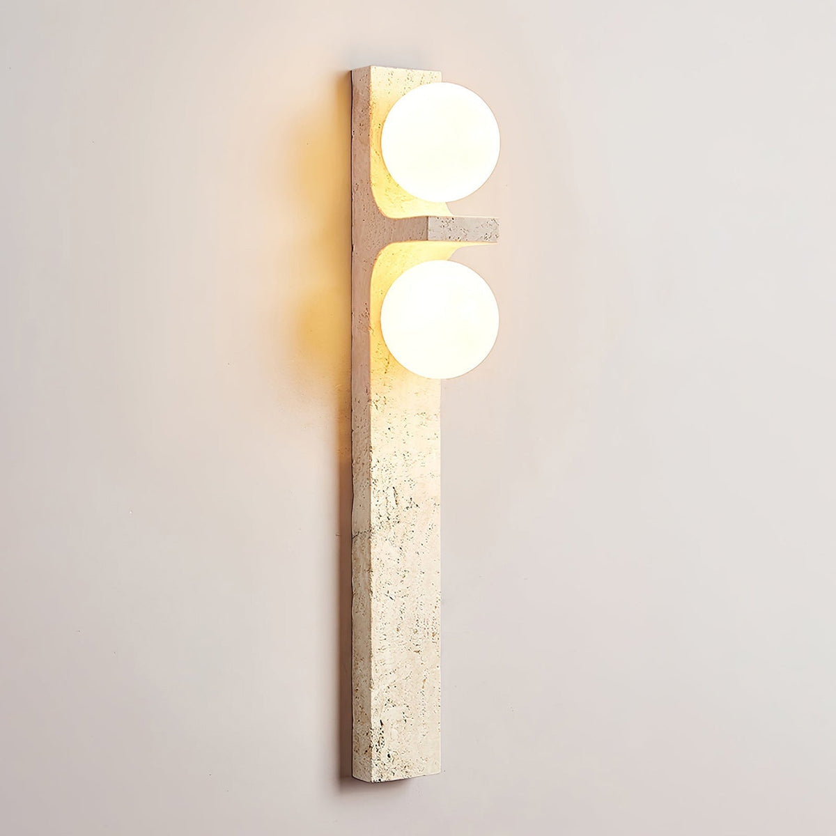 Eirikuvys moderne wandlamp met organisch travertin in minimalistische stijl