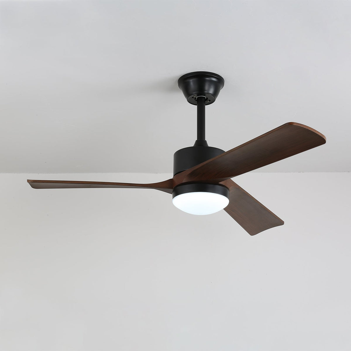 Evraeis Moderne plafondventilator met verlichting van walnoothout