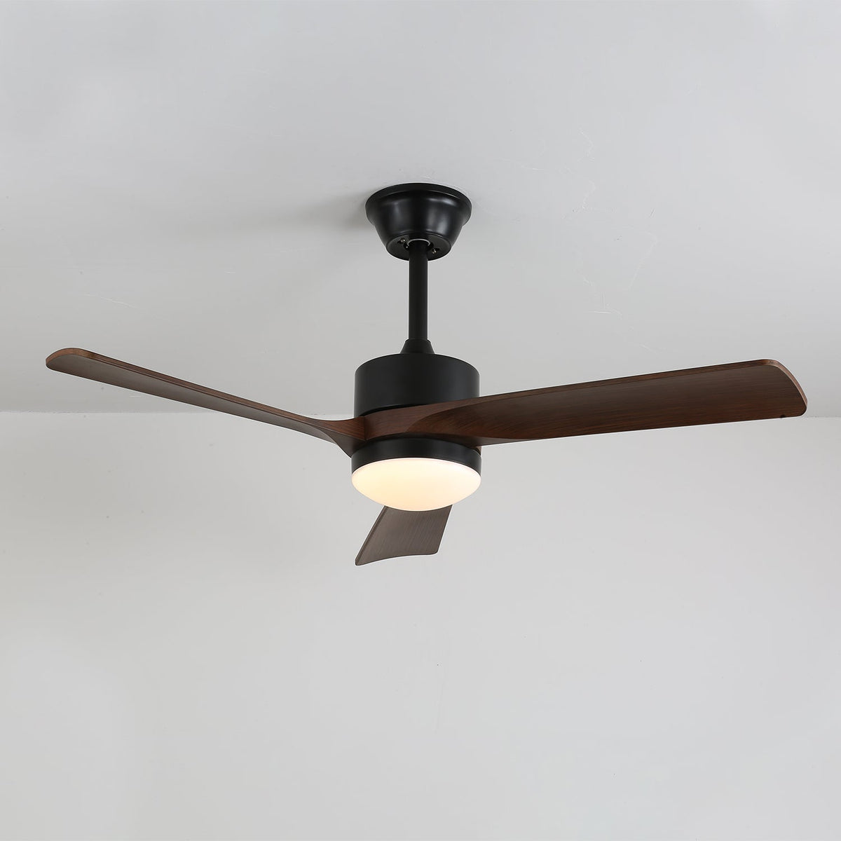 Evraeis Moderne plafondventilator met verlichting van walnoothout