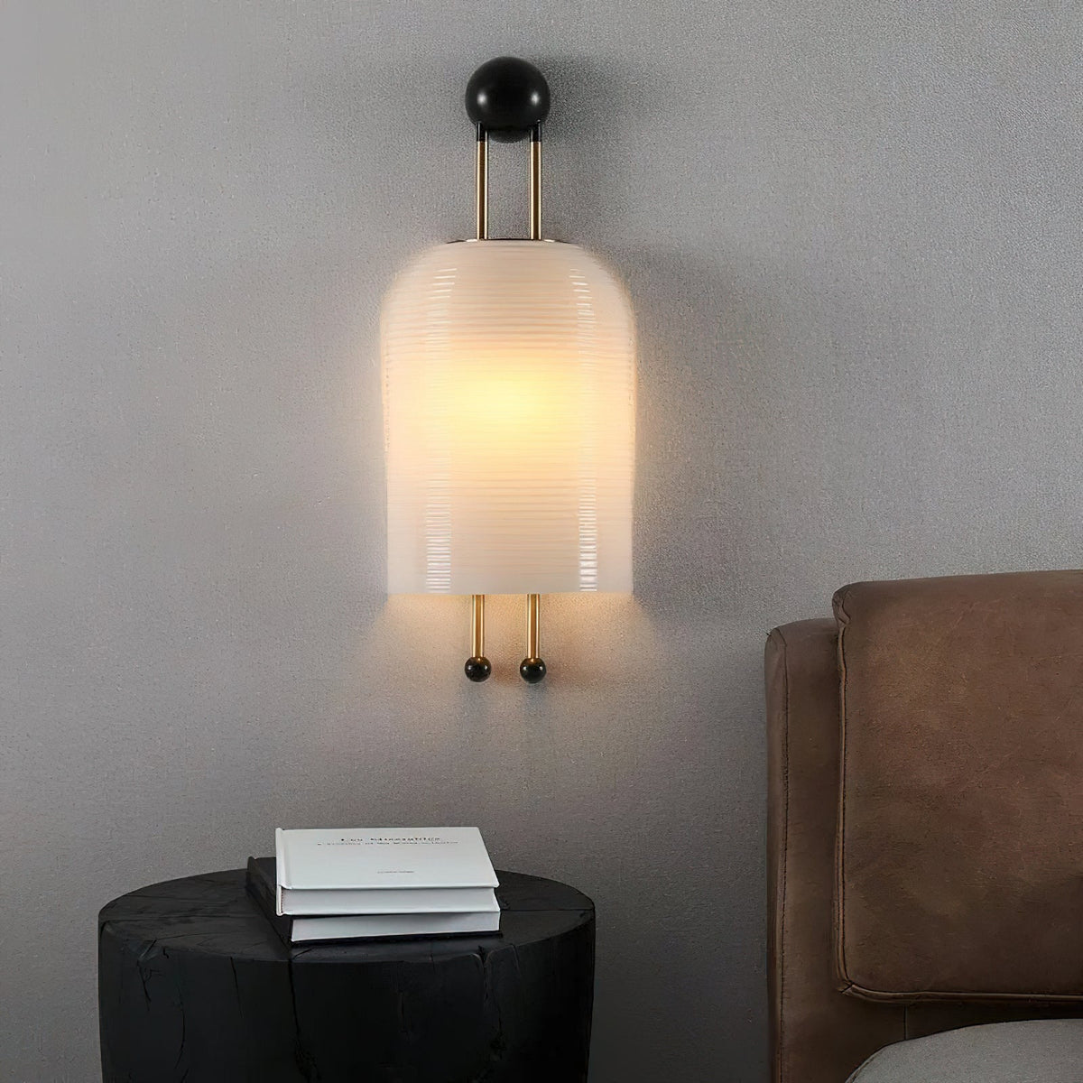 Bly wandlamp van glas met Kap van en Goudkleurige Staven