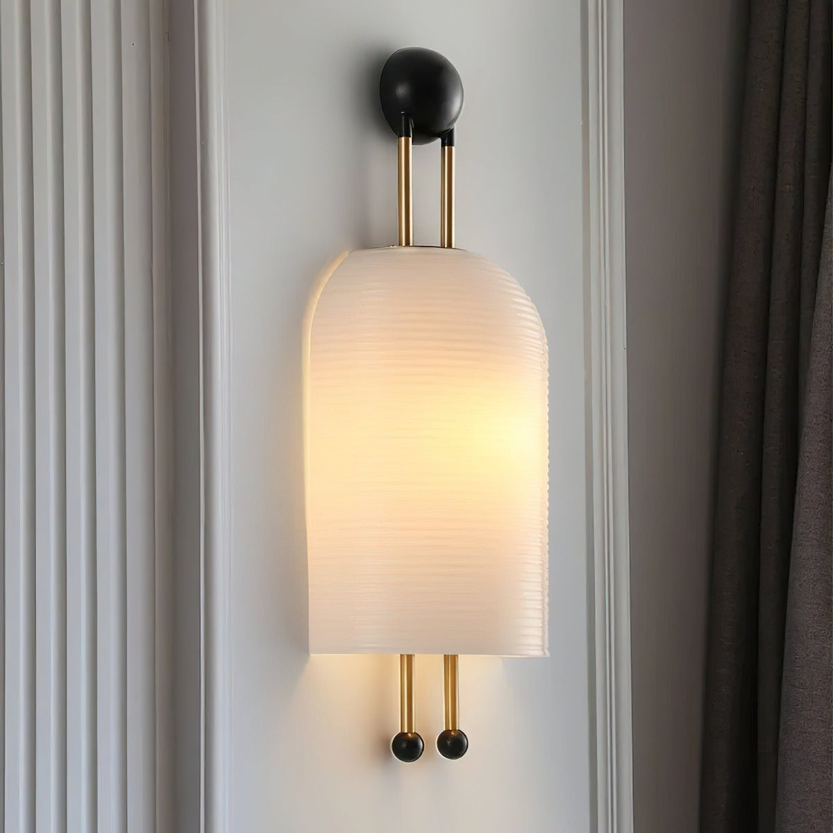 Bly wandlamp van glas met Kap van en Goudkleurige Staven